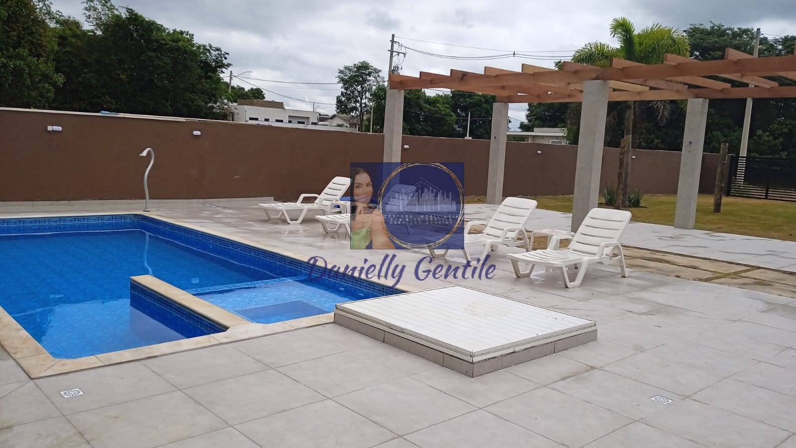 Casa de Condomínio à venda e temporada com 4 quartos, 250m² - Foto 2