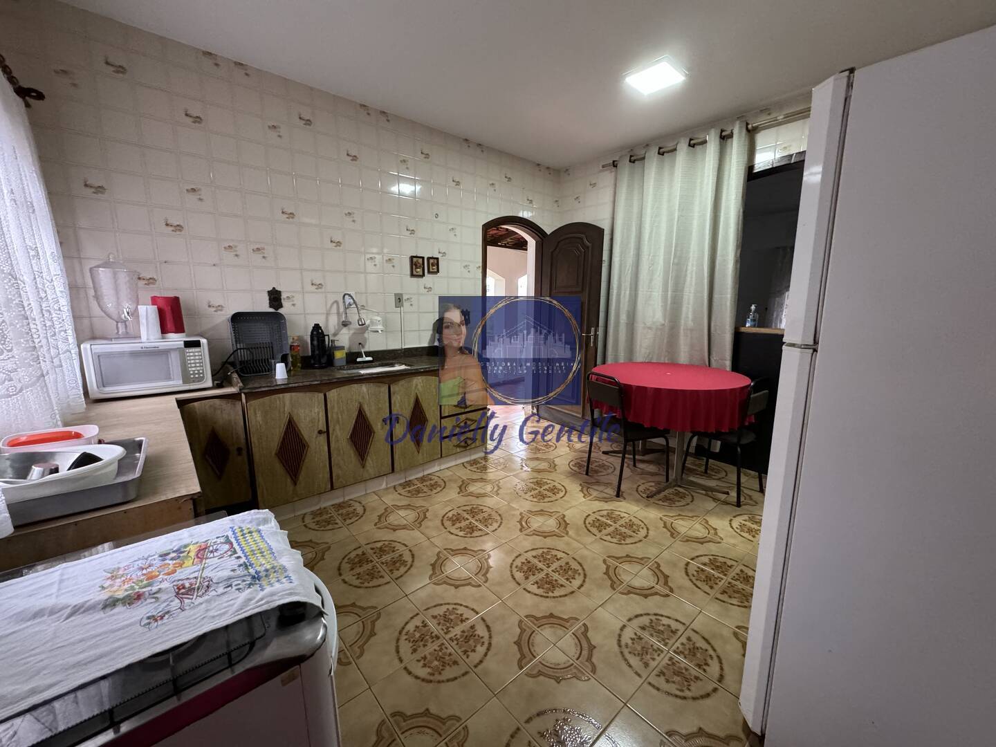 Casa à venda com 3 quartos, 300m² - Foto 2